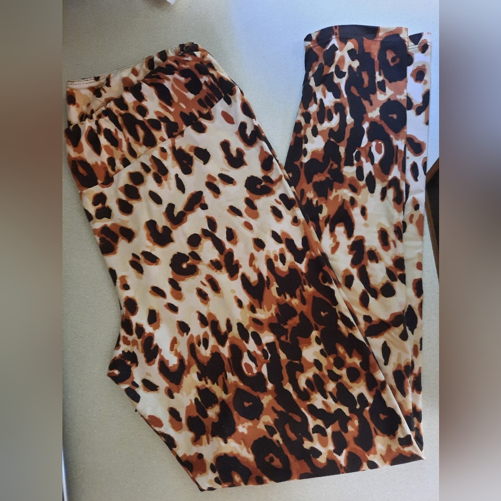 Lularoe T&C (Tall & Curvy) Leopard print leggings